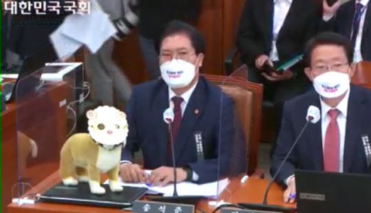 송석준 국민의힘 의원이 3일 국회 국토교통위원회 전체회의에서 양의 탈을 쓴 개인형을 꺼내고 있다. 국회 영상회의록 갈무리